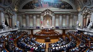 O primeiro-ministro, Luis Montenegro, intervém durante a sessão plenária de discussão do programa de Governo, na Assembleia da República, em Lisboa, 11 de abril de 2024. JOSÉ SENA GOULÃO/LUSA