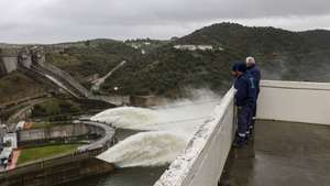 Populares observam as descargas controladas na barragem do Alqueva, em Portel, 30 de janeiro de 2026. A barragem do Alqueva está a proceder a descargas, através da abertura dos descarregadores de meio fundo, para responder ao facto de a albufeira se encontrar próxima do nível de pleno armazenamento. NUNO VEIGA/LUSA