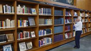 Um utente consulta o espólio da Biblioteca Nacional, durante uma reportagem sobre a instituição que tem à sua guarda o património bibliográfico português, em Lisboa, 15 de julho de 2025. A Biblioteca Nacional de Portugal (BNP) quer passar a receber estudantes do Ensino Secundário e baixar de 18 para 16 anos a idade mínima de acesso à instituição, guardiã de mais de três milhões de livros. (ACOMPANHA TEXTO DA LUSA DO DIA 19 DE JULHO DE 2025). ANTÓNIO PEDRO SANTOS/LUSA