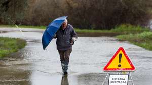 Um estrada submersa em Figueiró do Campo devido à cheia do Rio Mondego, em Soure, distrito de Coimbra,13 de fevereiro de 2026. Dezasseis pessoas morreram em Portugal na sequência da passagem das depressões Kristin, Leonardo e Marta, que provocaram também muitas centenas de feridos e desalojados. PAULO CUNHA/LUSA
