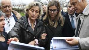 A ministra da Cultura, Juventude e Desporto, Margarida Balseiro Lopes (C), acompanhada pela presidente da Câmara de Coimbra, Ana Abrunhosa (E), durante a visita à Cerca de Santo Agostinho, no âmbito de uma deslocação para observar locais afetados pelo mau tempo em Coimbra, 16 de fevereiro de 2026. PAULO NOVAIS/LUSA