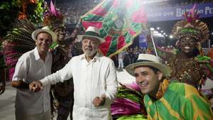 epa12745574 Brazil's President, Luiz Inacio Lula da Silva (C), and Rio de Janeiro's Mayor, Eduardo Paes (L), attend the Samba Mangueira school parade during the first day of the 2026 Rio Carnival at the Sambadrome in Rio de Janeiro, Brazil, 16 February 2026.  EPA/Antonio Lacerda