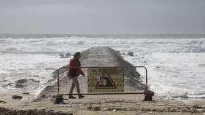 Agitação marítima devido ao vento causado pela depressão Kristin, na Costa da Caparica, em Almada, 30 de janeiro de 2026. Portugal continental está a ser afetado pelos efeitos da passagem da depressão Kristin, com chuva, vento, neve e agitação marítima, tendo sido emitidos vários avisos pelo Instituto Português do Mar e da Atmosfera (IPMA). CARLOS M. ALMEIDA/LUSA