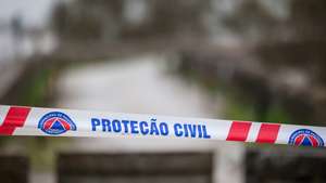 Fitas de sinalização da Proteção Civil em zonas inundadas na aldeia de Santana, Cartaxo, 8 de fevereiro de 2026. Treze pessoas morreram em Portugal desde a semana passada como resultado das tempestades Kristin e Leonardo, que também provocaram centenas de feridos e desalojados. ANDRÉ KOSTERS/LUSA
