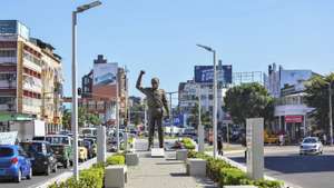 Estátua em homenagem a Eduardo Mondlane, um dos fundadores e primeiro presidente da Frente de Libertação de Moçambique (Frelimo), exposta na avenida Eduardo Mondlane, em Maputo, Moçambique, 20 de maio de 2025. Cinquenta anos depois da independência de Moçambique, o monumento em homenagem aos que combateram na Primeira Guerra Mundial, localizado no coração de Maputo, é a única estátua do período colonial ainda de pé e que nunca foi removida. (ACOMPANHA TEXTO DA LUSA DE 14-06-2025) LUÍSA NHANTUMBO/LUSA