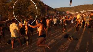 Visitantes no Boom Festival, em Idanha-a-Nova, conta com 21 palcos oficiais, 544 artistas, 181 facilitadores, 69 assistentes e 100 terapeutas, para um público de 41 mil pessoas de 177 nacionalidades, segundo a organização, 23 de julho de2022. PEDRO REIS MARTINS/LUSA.