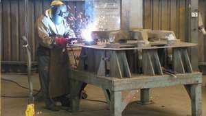 Trabalhador solda alumínio na empresa Dendustri, em Maputo, Moçambique, 26 de fevereiro de 2026. Nas empresas do Parque Industrial de Beluluane, o maior de Moçambique, fazem-se contas à vida, já que cerca de 40% das indústrias ainda prestam serviços à Mozal, a maior fundição de África e que suspende a atividade em 15 de março. (ACOMPANHA TEXTO DA LUSA DO DIA 02 DE MARÇO DE 2026). LINA CEBOLA/LUSA