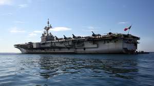 epa12028626 The nuclear powered aircraft carrier of France, “Charles de Gaulle”, which is anchored off the port of Piraeus on 12 April 2025 (issued on 13 April 2025). The Charles de Gaulle carries 22 Rafale fighter aircraft, two E2C Hawkye aircraft and rescue helicopters. The ship is in Athens on the occasion of the upcoming visit in Athens of French Defense Minister Sébastien Lecornu.  EPA/ORESTIS PANAGIOTOU