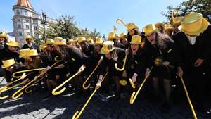 Estudantes universitários participam no Cortejo Académico da Queima das Fitas com início na rua de Camões até à avenida dos Aliados, no Porto, 07 de maio de 2024. ESTELA SILVA/LUSA
