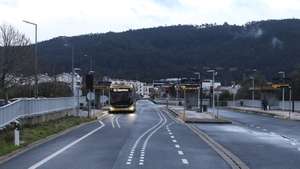 Um autocarro do Metrobus do Mondego na Estação do Corvo no primeiro dia de atividade do Sistema de Mobilidade de Coimbra - Metro Mondego, no troço entre a Portagem, em Coimbra e Serpins, na Lousã, 16 de dezembro de 2025. O Sistema de Mobilidade do Mondego (SMM) entre Coimbra e Serpins (Lousã) arranca hoje a sua operação, 15 anos depois de se ter encerrado o ramal ferroviário para dar agora lugar ao ‘metrobus’. PAULO NOVAIS/LUSA