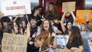 Várias centenas de alunos e professores juntaram-se numa manifestação nacional em Defesa do Ensino Artístico Especializado (EAE), numa iniciativa do Conservatório de Música David de Sousa que pretende chamar a atenção "para o subfinanciamento estrutural do Ensino Artístico Especializado, em frente ao ministério da Educação em Lisboa, 12 de março de 2026. TIAGO PETINGA/LUSA