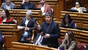 O deputado do Partido Socialista, Eurico Brilhante Dias (C), intervém na sessão plenária, com a presença do ministro Adjunto e da Reforma do Estado, Gonçalo Matias (ausente da foto), na Assembleia da República, em Lisboa, 27 de fevereiro de 2026. ANTÓNIO PEDRO SANTOS/LUSA
