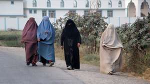 epa12484042 Afghan women walk on a road in Kandahar, Afghanistan, 26 October 2025. Pakistan has presented a detailed plan to the Afghan Taliban officials meeting in Istanbul for peace talks, demanding the dismantling of militants and training camps, including those allegedly used by the banned Tehrik-e-Taliban Pakistan (TTP), to eliminate cross-border terrorism.  EPA/QUDRATULLAH RAZWAN