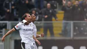 O jogador do Vitória de Guimarães Samu Silva festeja com o colega de equipa um golo contra o Famalicão durante o jogo da I Liga de futebol, realizado no Estádio D. Afonso Henriques, em Guimarães, 14 de março de 2026. HUGO DELGADO/LUSA