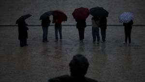 Turistas passeiam em dia de chuva na Avenida dos Aliados, no Porto, 10 de fevereiro de 2026. ESTELA SILVA/LUSA