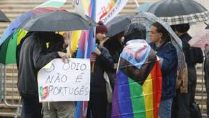 Manifestantes protestam durante a concentração da Inércia do Tempo - Associação LGBTQIA+, em frente à Assembleia da República, em Lisboa, 19 de março de 2026. A Inércia do Tempo - Associação LGBTQIA+ promove a concentração em solidariedade com os direitos das pessoas trans e intersexo, face aos projetos de lei do Chega, PSD e CDS-PP, que propõem revogar a atual lei que garante o direito à autodeterminação da identidade de género. ANTÓNIO PEDRO SANTOS/LUSA
