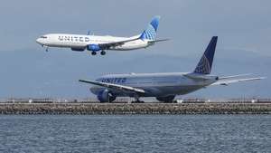 epa12527201 A United airlines passenger jet lands at the San Francisco International Airport (SFO) as seen from Bayfront Park in Burlingame, California, USA, 14 November 2025. Officials warned it may take days for airports to get back up to speed despite President Donald Trump signing a bill to end the government shutdown on 12 November.  EPA/JOHN G. MABANGLO