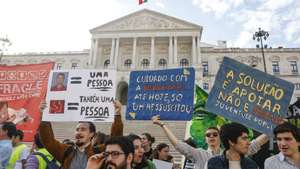 Manifestantes protestam durante a Marcha pela Vida, do Bairro Alto à Assembleia da República, em Lisboa, 21 de março de 2026. A Marcha pela Vida é a nova designação da Caminhada pela Vida em Lisboa, uma iniciativa pública que se realiza anualmente desde 2012, continuando uma tradição que remonta a 1998. É a principal manifestação pública pró-vida em Portugal. ANTÓNIO PEDRO SANTOS/LUSA