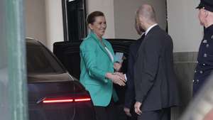 epa12847851 Denmark's Prime Minister Mette Frederiksen (L) arrives at Amalienborg Palace to meet King Frederik X (not pictured) to inform him of the parliamentary election results in Copenhagen, Denmark, 25 March 2026. A parliamentary election was held in Denmark on 24 March.  EPA/MARTIN SYLVEST  DENMARK OUT