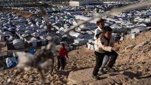 epa12846615 Palestinian displaced children play next to their tents inside a temporary shelter camp set up in the center of Khan Younis, southern Gaza Strip, 24 March 2026.  EPA/HAITHAM IMAD
