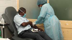 Uma profissional de saúde prepara um dador de sangue no Hospital Central de Maputo (HCM), em Maputo, Moçambique, 12 de janeiro de 2026. Preconceito e dúvidas ainda afastam os moçambicanos das dádivas de sangue, asseguradas, sobretudo, por familiares em casos de urgência, explica à Lusa a diretora do Banco de Sangue do Hospital Central de Maputo (HCM), o maior do país. (ACOMPANHA TEXTO DA LUSA DO DIA 19 DE JANEIRO DE 2026). LUÍSA NHANTUMBO/LUSA