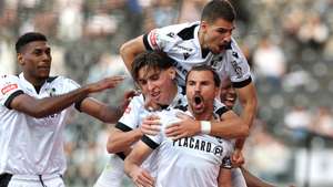 Os jogadores do Vitória de Guimarães festejam um golo contra o Tondela durante o jogo da I Liga de futebol, realizado no estádio D. Afonso Henriques, em Guimarães, 03 de abril de 2026. ESTELA SILVA/LUSA