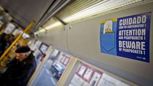 Um dos avisos que alertam para o cuidado a ter com os carteiristas no elétrico 15, em Lisboa, 1 de janeiro de 2012. Nos últimos meses tem-se verificado um aumento do número de assaltos no E15 que é utilizado sobretudo por turistas. (ACOMPANHA TEXTO) MARIO CRUZ/LUSA