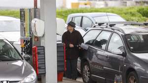 Um automobilista abastece a sua viatura num posto de combustíveis, em virtude do esperado aumento dos combustíveis, em Alfragide, Amadora, 06 de março de 2026. Os preços dos combustíveis em Portugal deverão aumentar na próxima semana, num contexto de tensão no Médio Oriente, com o gasóleo simples a subir cerca de 25 cêntimos por litro e a gasolina sete cêntimos, segundo fonte do mercado.ANTÓNIO PEDRO SANTOS/LUSA