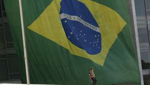 epa10245399 A giant Brazilian national flag placed on the arches of the Palacio do Planalto, in Brasilia, Brazil, 15 October 2022. The Brazilian President Jair Bolsonaro, who aspires to re-election, generated an intense controversy this Friday by extending a gigantic Brazilian flag at the headquarters of the Presidency because it is not only the national symbol but also one of the emblems of his electoral campaign. The far-right leader not only determined that officials of the Presidency itself extend the flag but, in an apparent provocation to his opponents and the electoral justice system, he challenged someone to order the removal of the national symbol from public buildings.  EPA/Joedson Alves