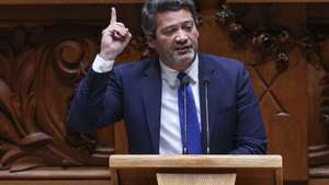 O presidente e deputado do Chega (CH), André Ventura, intervém durante o debate de urgência, requerido pelo CH, sobre "Cabaz alimentar, combustíveis, habitação. Necessidade urgente de medidas para aliviar a pressão sobre os portugueses.”, na Assembleia da República, em Lisboa, 08 de abril de 2026. MIGUEL A. LOPES/LUSA