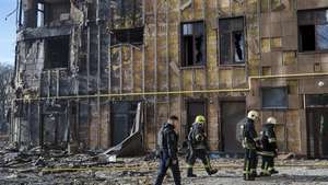 epa12866285 Ukrainian rescuers work at the site of a Russian drone strike on a residential building in Kharkiv, northeastern Ukraine, 02 April 2026, amid the Russian invasion. At least two women were injured in the attack, the State Emergency Service of Ukraine reported.  EPA/SERGEY KOZLOV