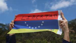 epa12702682 A person holds a Venezuelan flag during a demonstration organized by the Student Movement of the Central University of Venezuela, demanding the release of political prisoners, in Caracas, Venezuela, 03 February 2026.  EPA/MIGUEL GUTIERREZ