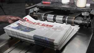 Impressão do Jornal Notícias, o maior e mais antigo diário moçambicano, em Maputo, Moçambique, 24 de fevereiro de 2026. O jornal Notícias, diário moçambicano mais antigo, completa em abril 100 anos com tiragem que baixou em 20 mil exemplares em 10 anos, estando a apostar em plataformas digitais face ao desafio de levar o matutino a lugares recônditos. (ACOMPANHA TEXTO DA LUSA DO DIA 23 DE MARÇO DE 2026). LUÍSA NHANTUMBO/LUSA