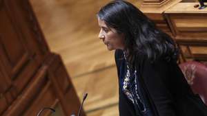 A  líder parlamentar do Partido Comunista Português (PCP), Paula Santos, intervém durante o debate setorial com a presença do ministro da Educação, Ciência e Inovação, Fernando Alexandre(ausente na foto), que decorreu na Assembleia da República, em Lisboa, 1 de abril de 2026. ANTÓNIO COTRIM/LUSA