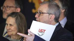 O secretário-geral da União Geral de Trabalhadores (UGT), Mário Mourão (D), ladeado pela presidente Lucinda Dâmaso (E), fala aos jornalistas após uma audiência com o Presidente da República, António José Seguro (ausente na fotografia), no Palácio de Belém, em Lisboa, 22 de abril de 2026. MANUEL DE ALMEIDA/LUSA
