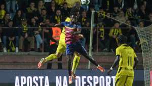 O jogador do Torreense (D) disputa a bola com o jogador do Fafe durante o jogo da Taça de Portugal de futebol, meias-finais, 2.ª mão, realizado no Estádio Manuel Marques, em Torres Vedras, 23 de abril de 2026. CARLOS BARROSO/LUSA