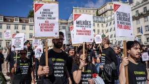 Trabalhadores da Empresa de Gestão de Equipamentos e Animação Cultural, E.M. (EGEAC) Lisboa Cultura manifestam-se, durante greve e concentração convocada pelo Sindicato dos Trabalhadores do Município de Lisboa (STML), na praça do Município, em Lisboa, 24 de abril de 2026. Em causa está um aumento salarial de 15%, com um mínimo de 150 euros por trabalhador, e a resolução de situações ao nível de reclassificações dos trabalhadores, reposicionamentos salariais, condições e horários de trabalho, formação profissional e medicina do trabalho. MIGUEL A. LOPES/LUSA