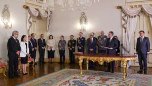 O Presidente da República, António José Seguro (2-D), ladeado pelo presidente da Assembleia da República, José Pedro Aguiar-Branco (4-D) e pelo ministro Adjunto e da Reforma do Estado, Gonçalo Matias (D), durante Posse dos Representantes da República para as Regiões Autónomas dos Açores e da Madeira, no Palácio de Belém, em Lisboa, 24 de abril de 2026. MANUEL DE ALMEIDA/LUSA
