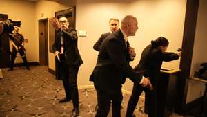 epa12914366 Security personnel stand on alert after hearing shots fired at the White House Correspondents' Association Dinner, where US President Donald Trump and First Lady Melania Trump are attending in Washington, DC, USA, 25 April 2026. Attendees, including US President Donald Trump, were evacuated at the White House Correspondents’ Dinner after shots were fired at the venue.  EPA/Yuri Gripas / POOL