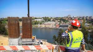Vista do estaleiro de obra da construção da linha Rubi do Metro do Porto, na rotunda Engenheiro Edgar Cardoso, na zona da Arrábida, Vila Nova de Gaia, 10 de abril de 2025. (ACOMPANHA TEXTO DA LUSA DO DIA 13 DE ABRIL DE 2025). JOSÉ COELHO/LUSA