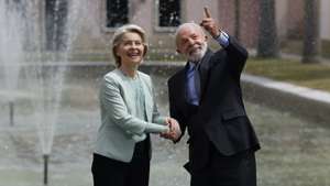 epaselect epa12653994 Brazilian President Luiz Inacio Lula da Silva (R) greets the European Commission President Ursula von der Leyen (L) at the Itamaraty Palace in Rio de Janeiro, Brazil, 16 January 2026. Lula received von der Leyen the day before the signing of the trade agreement, where they discussed international issues.  EPA/Antonio Lacerda