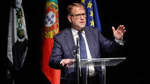 O ministro da Administração Interna, Luís Neves, intervém durante o colóquio "Coesão Social e os Desafios da Polarização Urbana: Uma Estratégia Local de Segurança", no Teatro Aberto, em Lisboa, 04 de maio de 2026. O colóquio organizado pela Polícia Municipal propõe uma reflexão sobre a necessidade de adotar uma Estratégia Local de Segurança, baseada na cooperação entre entidades públicas, sociedade civil e cidadãos. ANTÓNIO PEDRO SANTOS/LUSA