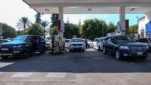 Filas de centenas de metros, congestionamentos generalizados e vários postos de abastecimento de combustíveis encerrados, sem gasolina ou gasóleo, marcam hoje o centro da cidade de Maputo, com automobilistas desesperados e outros já de tanques vazios, Moçambique, 15 de abril de 2026. O Governo moçambicano já tinha reconhecido na terça-feira “pressão” sobre os postos de combustíveis, ao começarem a surgir enormes filas para abastecer, face a receios de rutura de stock e subida de preços devido ao conflito no Médio Oriente, apesar das garantias de stock suficiente no país até maio. (ACOMPANHA TEXTO DA LUSA). LINA CEBOLA/LUSA