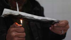 Um toxicodependente consome droga na sala de consumo vigiado instalada na zona do Vale de Alcântara, nas imediações do antigo Casal Ventoso, em Lisboa, 15 de novembro de 2021. A primeira sala de consumo vigiado de drogas do país registou, em seis meses, 862 utentes, o triplo do estimado, e já conseguiu "imprimir alguma mudança" na vida de quem a frequenta e do bairro de Lisboa onde funciona. (ACOMPANHA TEXTO DA LUSA DO DIA 20 DE NOVEMBRO DE 2021). ANTÓNIO COTRIM/LUSA