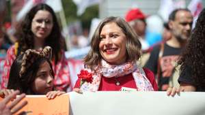 Joana Bordalo e Sá (C), presidente do Sindicato dos Médicos do Norte (SMN), participa na manifestação de médicos contra a degradação do Serviço Nacional de Saúde, no âmbito do Dia do Trabalhador, no Porto, 01 de Maio de 2026. ESTELA SILVA/LUSA