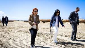 A ministra do Ambiente e Energia, Maria da Graça Carvalho (E), durante a visita às obras de alimentação artificial das praias da Costa da Caparica, em Almada, 13 de maio de 2026. FILIPE AMORIM/LUSA