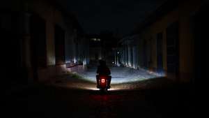 26-30 Um motociclista circula à noite por uma rua de Trinidad, Cuba, 03 de abril de 2026. As ruas de Havana, outrora repletas de turistas, são hoje o espelho do embargo petrolífero norte-americano a Cuba. O trânsito é inexistente em várias zonas, à noite quase não se vê luz. O lixo acumula-se, enquanto os medicamentos rareiam. (ACOMPANHA TEXTO DE 18 DE ABRIL DE 2026). ANTÓNIO PEDRO SANTOS/LUSA