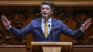 O líder do Chega, André Ventura, intervém durante o debate parlamentar na Assembleia da República em Lisboa, 14 de maio de 2026. TIAGO PETINGA/LUSA