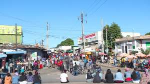 Ao segundo dia de novos preços de combustíveis em Moçambique, até 45% no gasóleo, centenas de transportadores paralisaram em protesto esta manhã em Maputo, deixando milhares na rua à espera de transporte, por entre forte reforço policial, Maputo, Moçambique, 08 de maio de 2026. LUÍSA NHANTUMBO/LUSA