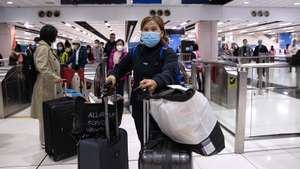 epaselect epa10394873 Travellers make their way to the Hong Kong immigration desks before crossing the border to China at Lok Ma Chau MTR station, in Hong Kong, China, 08 January 2023. From 08 January 2023, after three years of closures due to Covid-19 pandemic restrictions, at least 60,000 people a day are allowed to cross the Hong Kong-mainland China border each way without the need to undergo quarantine. Seven land, sea and air cross-border checkpoints have returned to regular operating hours after three years of closures or limited services under some of the world's toughest and longest pandemic restrictions. A negative polymerase chain action (PCR) test result taken within the past 48 hours is still required to travel to either side of the Hong Kong-China border.  EPA/JEROME FAVRE